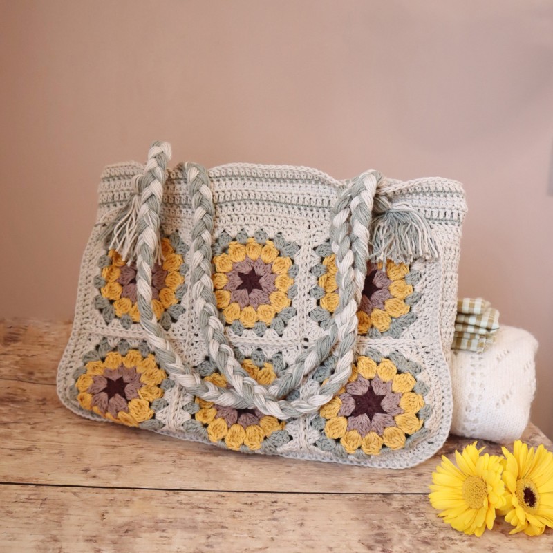 Madeleine, le sac cabas aux tournesols, carré granny crochet