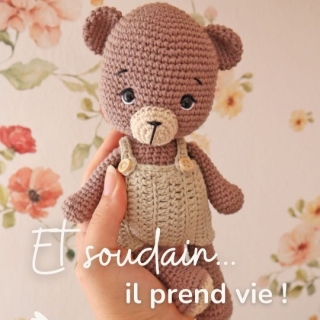 🐻 Faites connaissance avec Pompon !

Un petit ours tout doux, avec sa salopette, imaginé spécialement pour mon ebook "Balades en automne" 🍂

J’adore le moment où, après avoir crocheté toutes les petites pièces séparément, il suffit de quelques coutures pour voir apparaître un vrai petit personnage sous nos yeux.

Et si vous débutez au crochet, Pompon est justement un modèle pensé pour être accessible et facile à réaliser, sans techniques compliquées.

Son tutoriel se trouve dans le bundle avec plein d'autres jolies créations à crocheter pour célébrer l’automne 🤎

> Le lien est dans ma bio !

Alors… vous lui faites une petite place chez vous, à Pompon ? 🐻

#pensebonheur # #amigurumicrochet #crochetautomne #crochetbear #amigurumibear