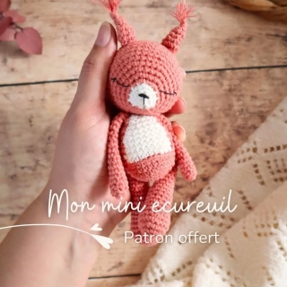 Un petit écureuil à glisser dans la poche.

Je vous présente le petit dernier des Minis du Bonheur : un adorable mini écureuil au format pocket, tout doux et absolument craquant. Celui-ci a été créé pour vous accompagner dans vos balades d’automne 🍁

Et j’ai une petite surprise pour vous…
Le tuto de ce mini écureuil est offert avec votre achat du bundle “Au cœur de l’automne”, si vous passez par mon lien 🤎

26 créatrices, 26 ebooks + 1 ebook bonus, le tout pour 22 € pendant encore quelques jours seulement.

Si vous voulez accueillir ce petit écureuil dans votre collection, le lien est dans ma bio 🐿️🤎

#pensebonheur #crochet #amigurumi #amigurumicrochet #crochetaddict