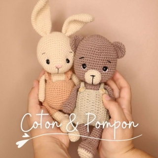 Je suis ravie de vous annoncer la sortie en kit de 
- Pompon, mon petit ours
- Coton, mon petit lapin (le retour!)

Ils seront disponibles dans ma boutique ce vendredi à 19h ! 

Préparez vos crochets pour commencer de nouveaux projets créatifs.

Pour lequel allez vous craquer ? 

#pensebonheur #crochet #CrochetLovers #Amigurumi #amigurumipattern