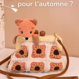 ☕️ Café. 🖐️ Mains. 🧶 Pelotes. ✂️Matériel.📱 Tuto. 🐈 Chat.
Et quelques heures plus tard… une superbe sac d'automne ! 

Bon, soyons honnêtes : le chat n’a pas beaucoup crocheté....

Avec ses granny fleuris aux teintes ocre, terracotta et brun, Suzanne est le petit sac clutch parfait pour ajouter une touche d’automne à vos looks.

> Son tuto est à retrouver dans le bundle « Au cœur de l’automne ».

> Et pour celles qui veulent le kit : plus que 2 sont disponibles sur la boutique.

Et vous, dans cette recette, vous êtes plutôt ☕️ café, 🧶 crochet ou 🐈 chat-assistant ?

#pensebonheur #crochetbag #saccrochet #grannysquare